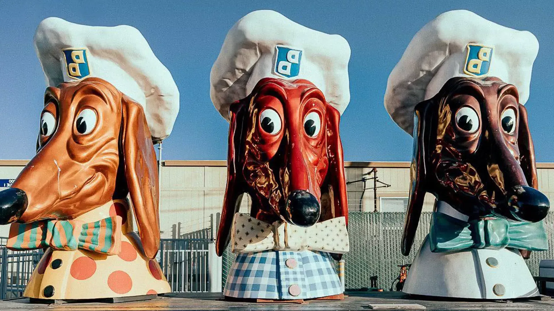 Trois des célèbres têtes de Doggie Diner exposées.