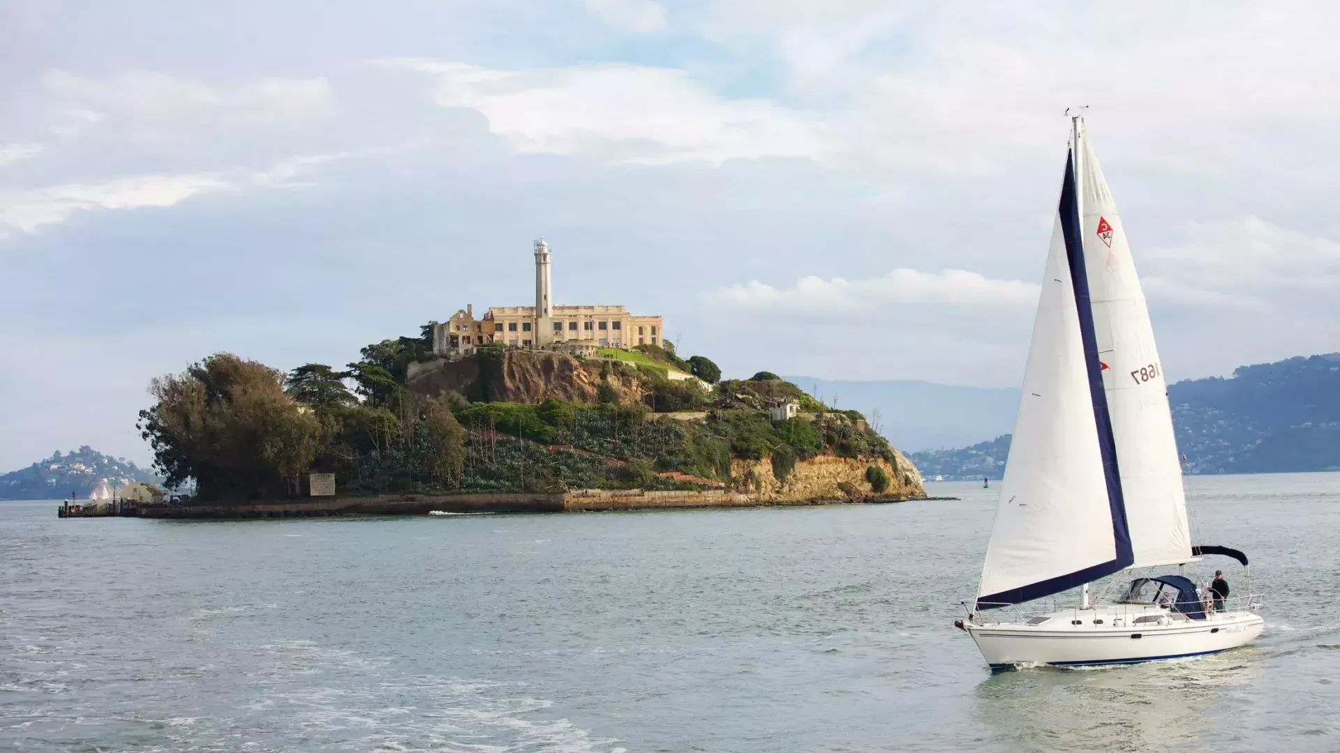 Un voilier passe devant l'île Alcatraz à San Francisco.