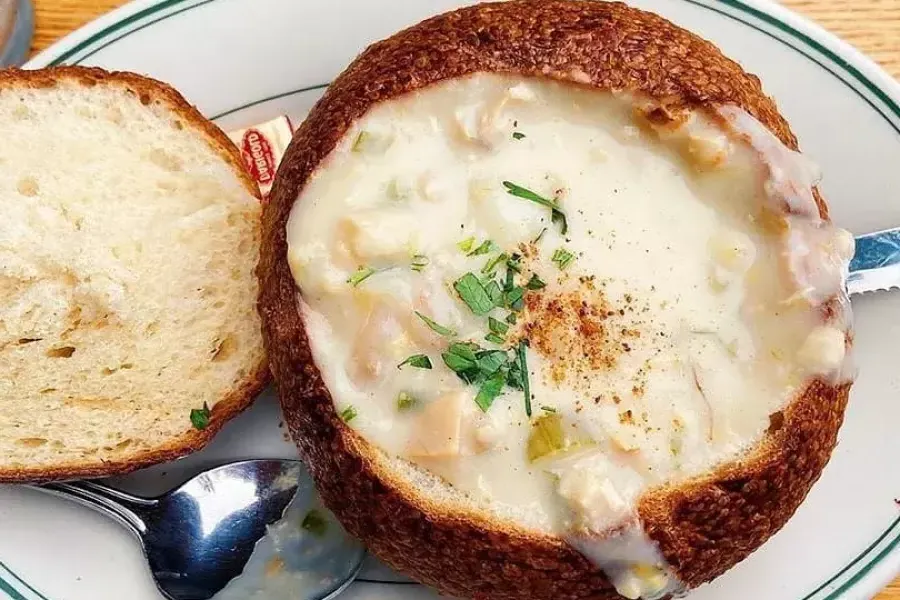 Chaudrée de palourdes servie dans un bol de pain au levain