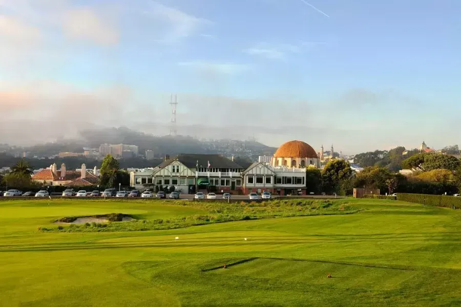 Les greens du parcours de golf Presidio brillent lors d'une journée ensoleillée à San Francisco.