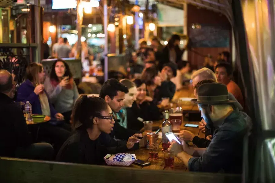 Des gens mangent dans une salle à manger bondée à SoMa . San Francisco, Californie.