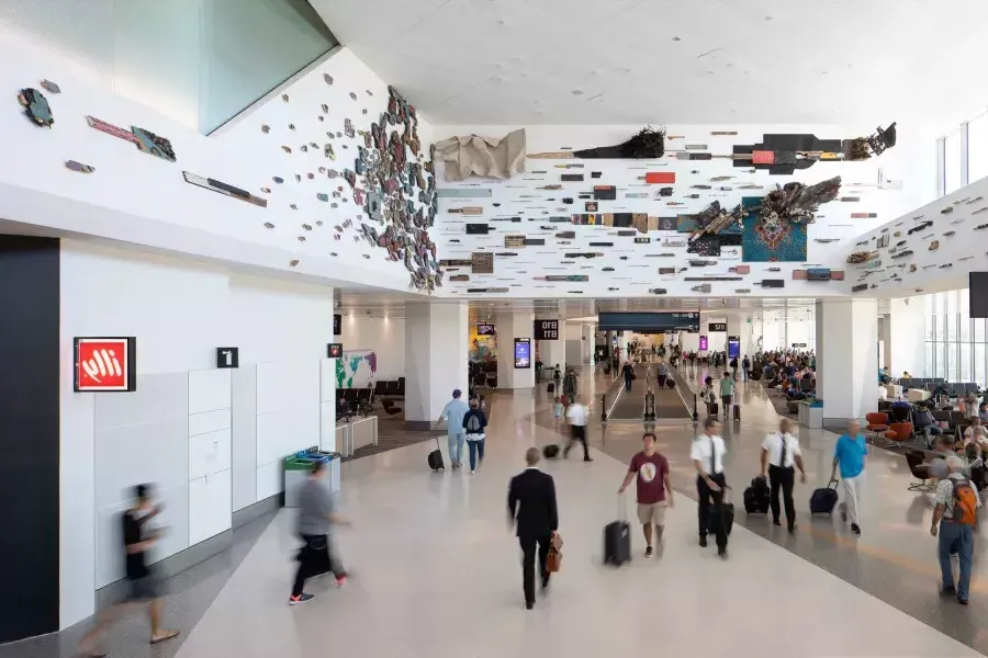 Des œuvres d'art sont accrochées dans le terminal 1 de SFO.