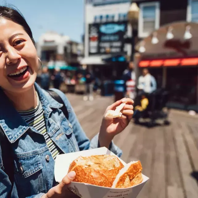 Femme avec chaudrée au PIER 39